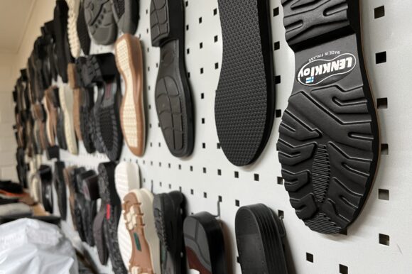 Kankaanpääläinen Lenkki Oy valmistaa kenkien sisä- ja ulkokomponentteja, eläintarvikekomponentteja sekä terveys- ja turvallisuusalojen komponentteja.