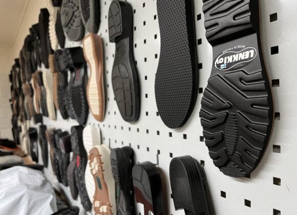 Kankaanpääläinen Lenkki Oy valmistaa kenkien sisä- ja ulkokomponentteja, eläintarvikekomponentteja sekä terveys- ja turvallisuusalojen komponentteja.