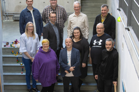 osallistujat_kuva_heikki_korkala Mini-TKI-päivän osallistujat ryhmäkuvassa portaikossa.